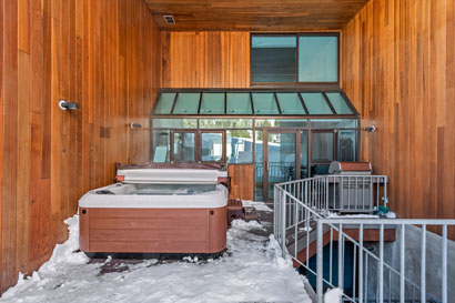 Townhouse 6 hot tub